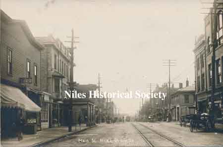 The intersection of Main Street and Park Avenue was home to three inns or hotels.