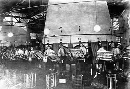 Photo of the glass blowers before mechanization in the twenties.