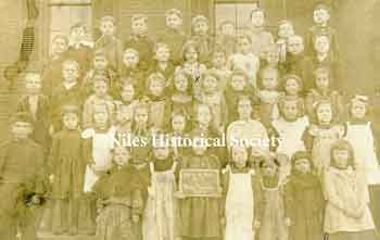 Picture of Leslie Ave. School Class of 1903.