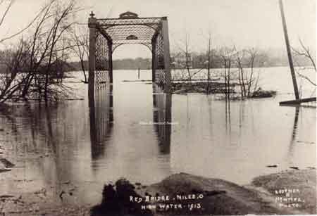 The "Red Bridge" or high iron bridge during the 1913 Flood. This bridge was located on West Park Avenue in Niles.