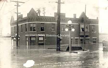 The Gilmore Restaurant and Manhattan Hotel on South Main Sreet and Water Street during the 1913 flood.