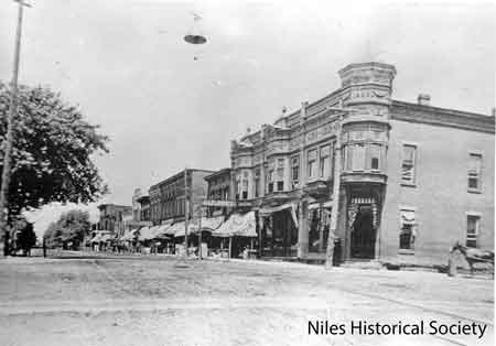 Main Street looking north about 1895-1900. The Hartzell Building is on the corner.