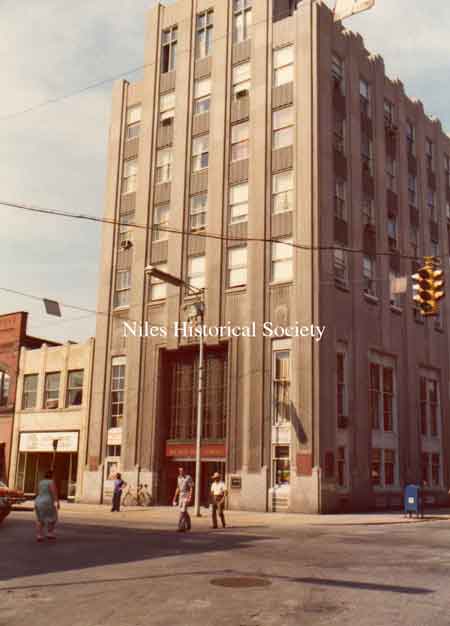 Photograph of the exterior of the National City Bank building in Niles, Ohio dated March, 1989. 
