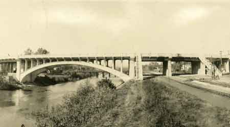 A temporary bridge, seen under arch, was placed over the Mahoning River connecting First Street on the South Side to Arlington on the north side to allow traffic to cross while the new Viaduct was being built.